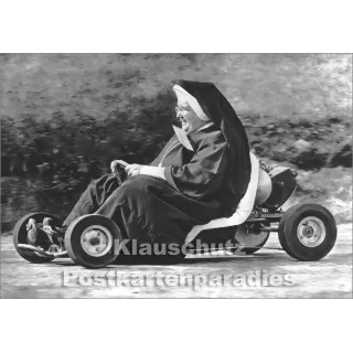 s/w Fotokarte von Discordia  - Nonne fährt Go-Cart