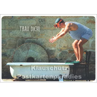 Trau Dich | SkoKo Postkarte mit Mann, der in Badewanne springt