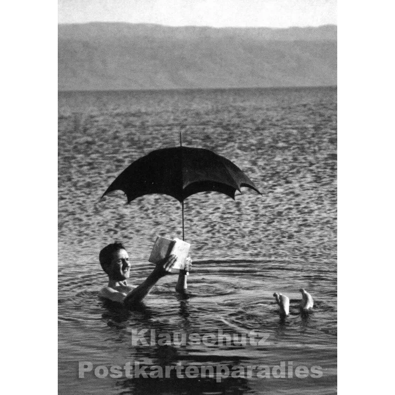 Foto Postkarte | Lesender Mann im Wasser