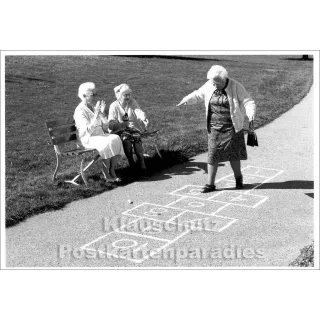 Postkarte  s/w | Alte Frauen machen Hüppekästchen