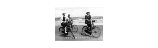 Frauen Fahrrad Strand | Foto Postkarte s/w
