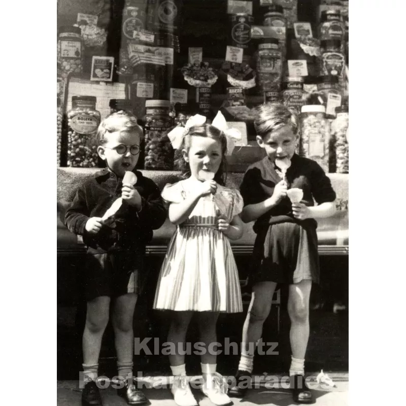 Postkarte: Kinder vor dem Süßigkeitenladen