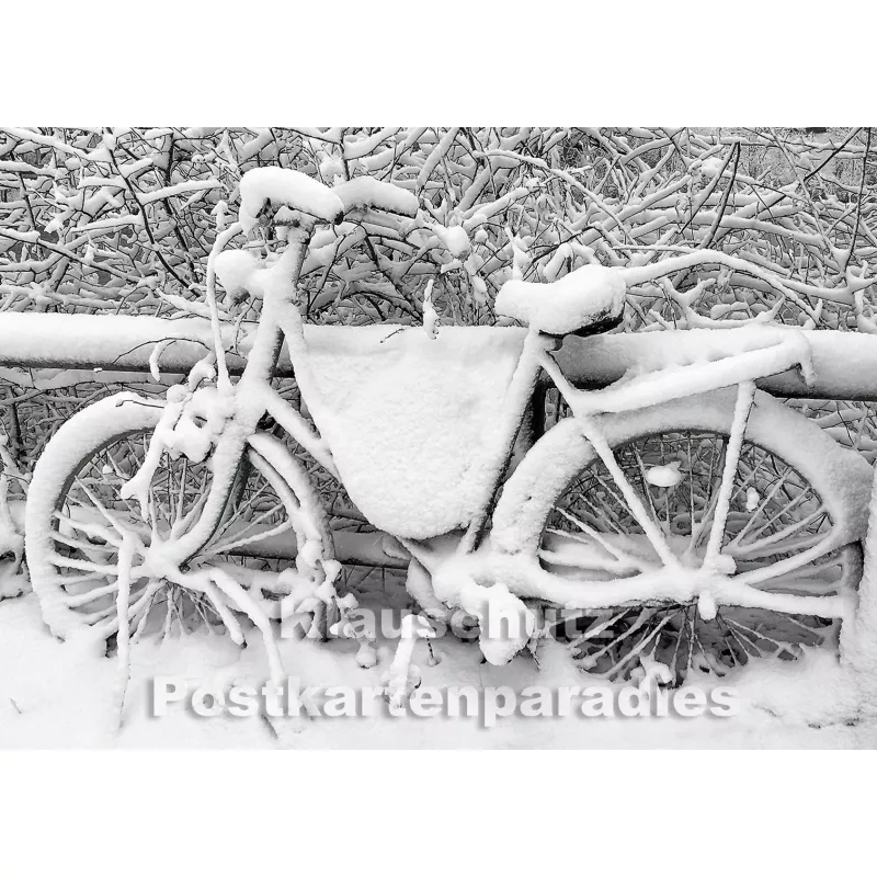 Postkartenparadies Postkarte | eingeschneites Fahrrad im Winter