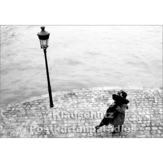 Foto Postkarte s/w von Tushita mit glücklichem Paar am Ufer der Seine in Paris