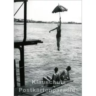 Lustige s/w Discordia Fotokarte  - Frau mit Schirm springt ins Wasser