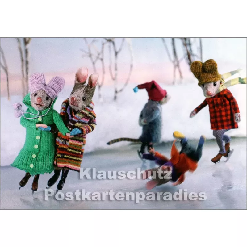 Familie Maus beim Schlittschuhlauf - Winter Postkarte von Bizarr