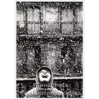 Taurus s/w Foto Postkarte | Kind lacht über den Schnee