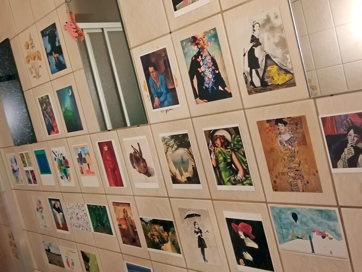 Mini-Museum im Badezimmer mit Kunst Postkarten